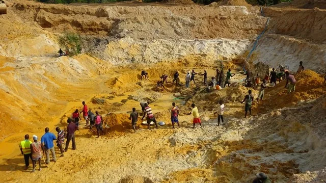 Open mining site with LinCon workforce and equipment