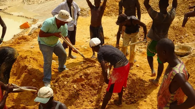 LinCon site crew carrying out manual excavation works